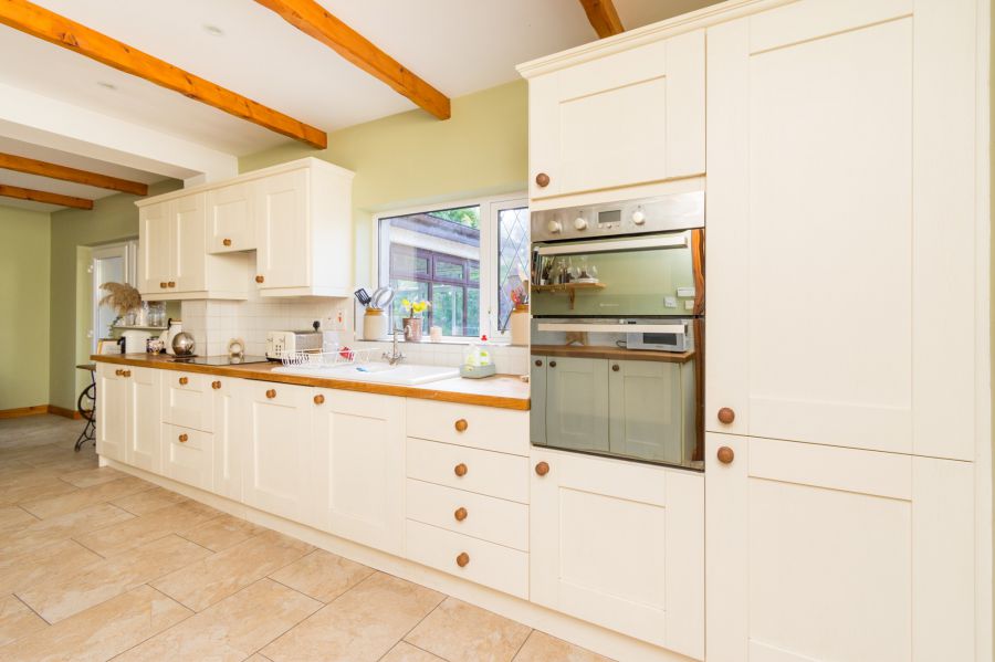 Country cottage sitting on spacious gardens, 37 Halfpennygate Road