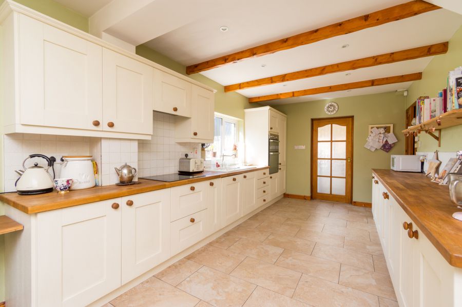 Country cottage sitting on spacious gardens, 37 Halfpennygate Road