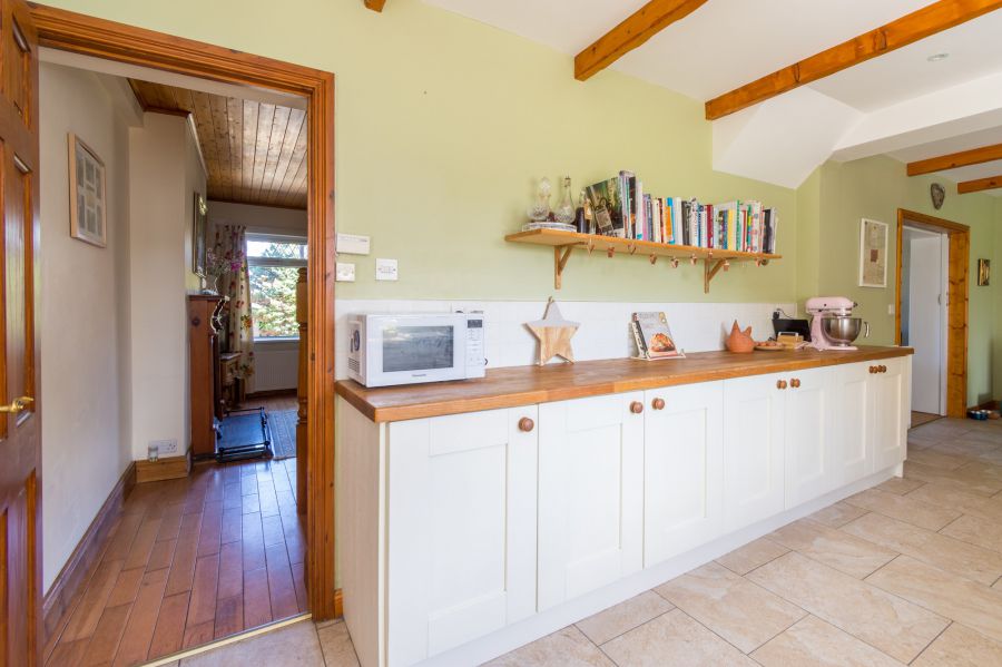 Country cottage sitting on spacious gardens, 37 Halfpennygate Road