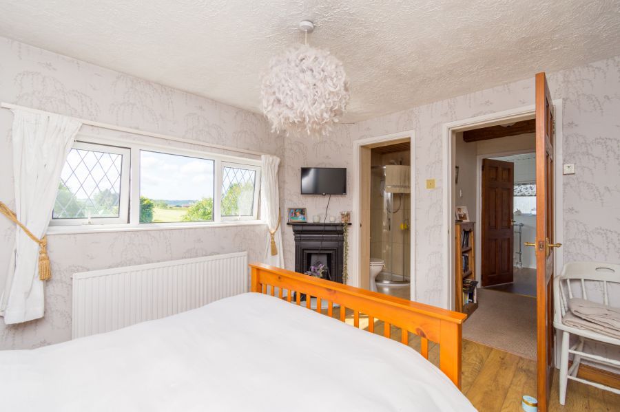 Country cottage sitting on spacious gardens, 37 Halfpennygate Road