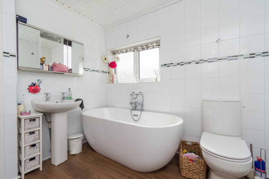 Country cottage sitting on spacious gardens, 37 Halfpennygate Road