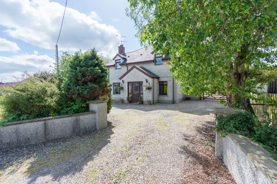 Country cottage sitting on spacious gardens, 37 Halfpennygate Road