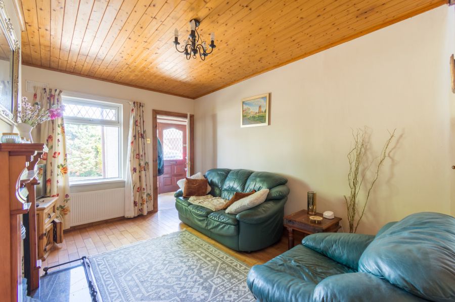 Country cottage sitting on spacious gardens, 37 Halfpennygate Road
