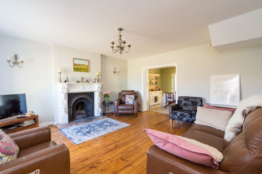 Country cottage sitting on spacious gardens, 37 Halfpennygate Road