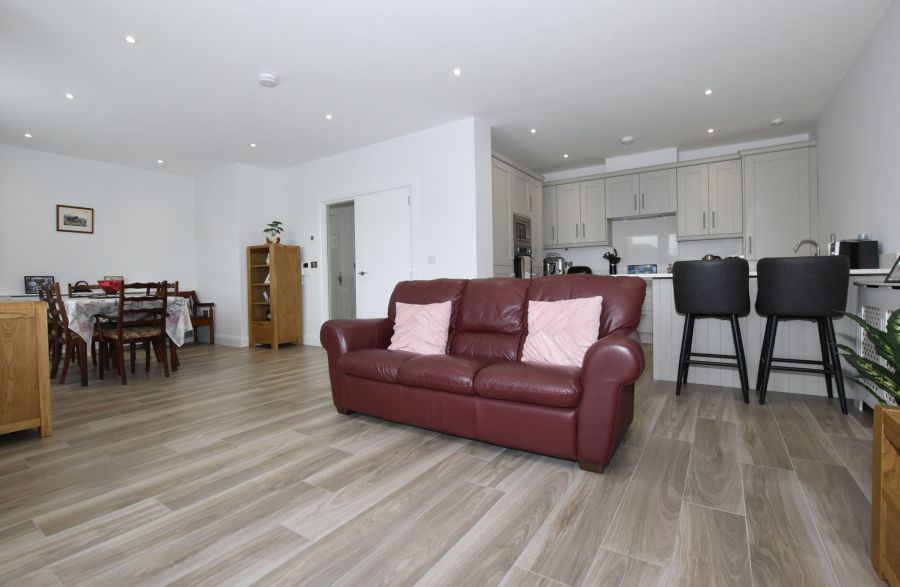 Apt 4  7 Meeting Street