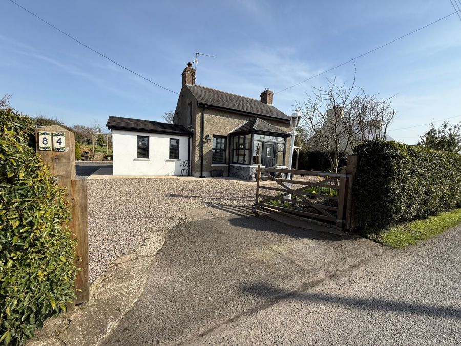 A beautiful Weavers Cottage with garden and paddock, 84 Inn Road