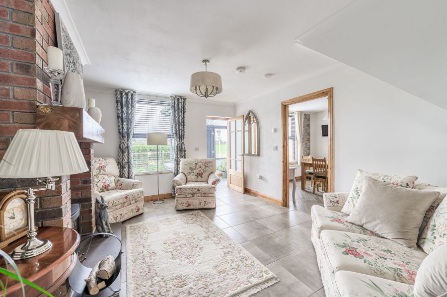 A beautiful Weavers Cottage with garden and paddock, 84 Inn Road