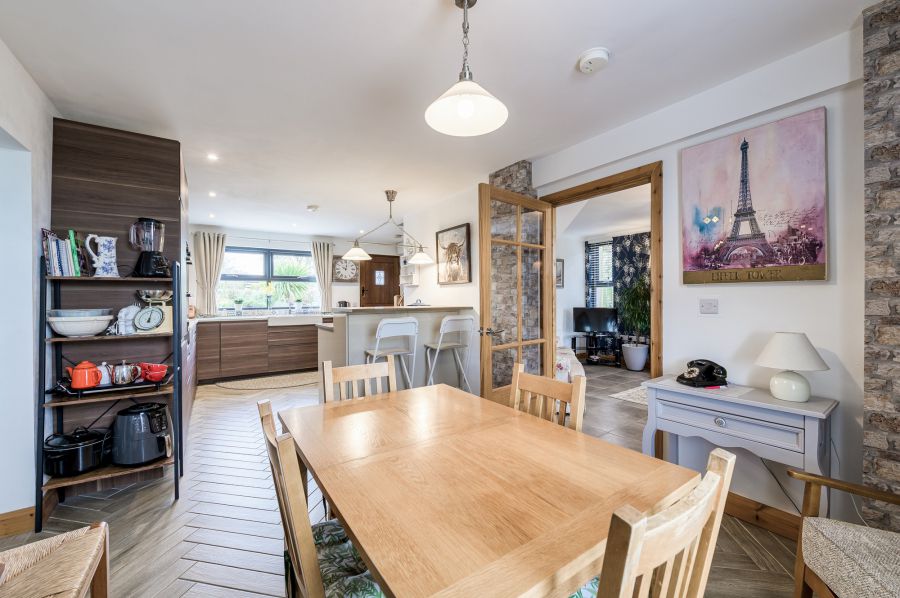 A beautiful Weavers Cottage with garden and paddock, 84 Inn Road