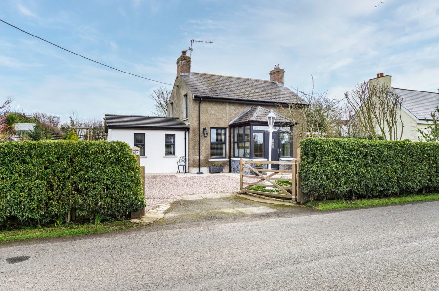 A beautiful Weavers Cottage with garden and paddock, 84 Inn Road