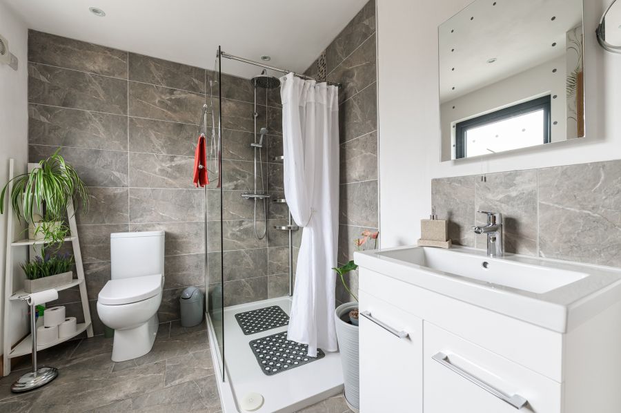 A beautiful Weavers Cottage with garden and paddock, 84 Inn Road