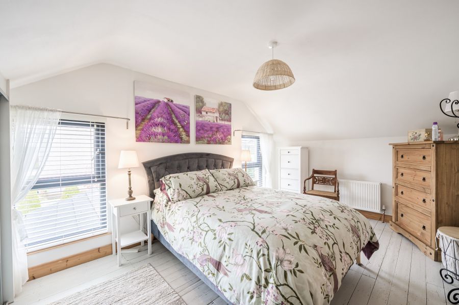 A beautiful Weavers Cottage with garden and paddock, 84 Inn Road