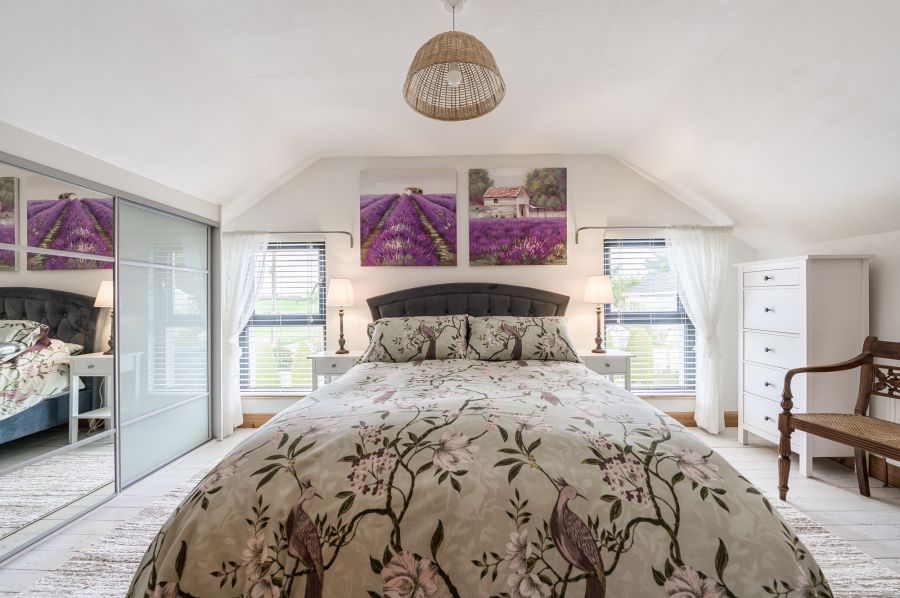 A beautiful Weavers Cottage with garden and paddock, 84 Inn Road