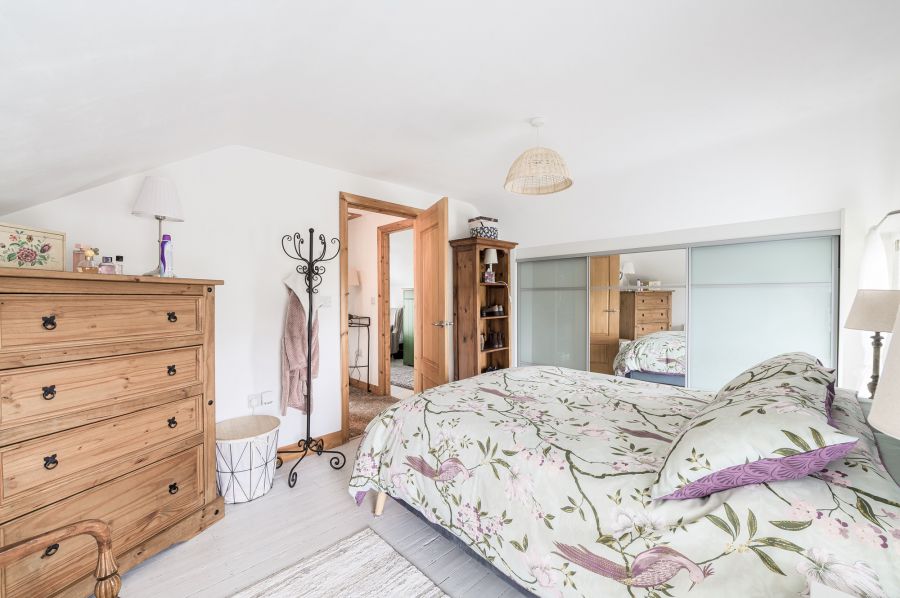 A beautiful Weavers Cottage with garden and paddock, 84 Inn Road