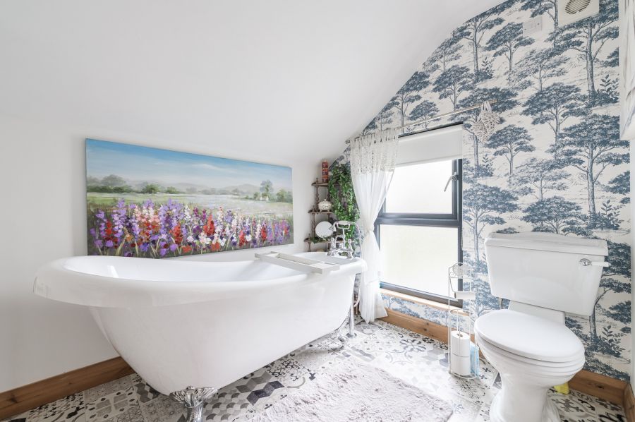 A beautiful Weavers Cottage with garden and paddock, 84 Inn Road