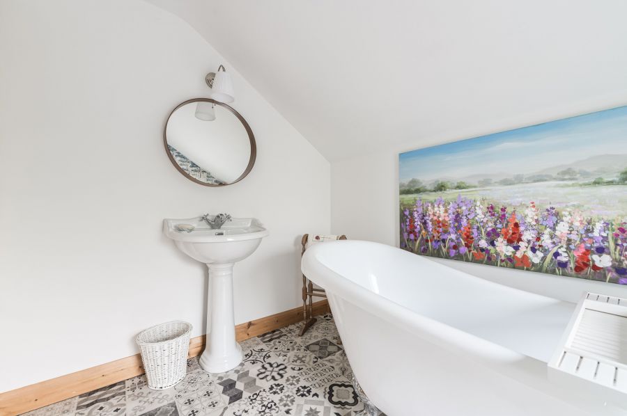 A beautiful Weavers Cottage with garden and paddock, 84 Inn Road