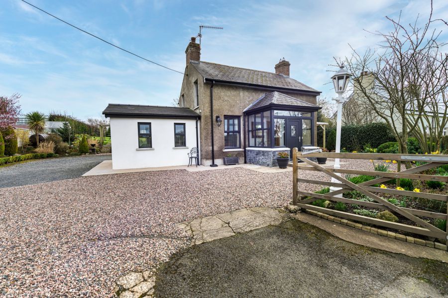 A beautiful Weavers Cottage with garden and paddock, 84 Inn Road