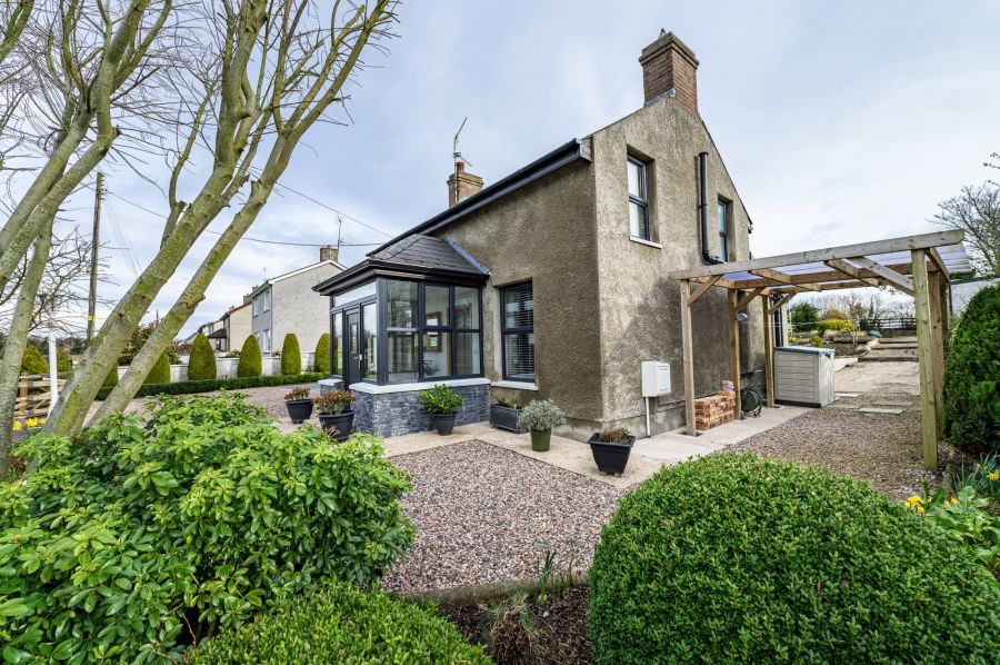 A beautiful Weavers Cottage with garden and paddock, 84 Inn Road