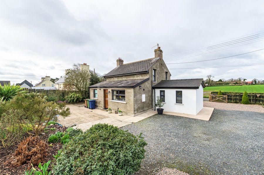 A beautiful Weavers Cottage with garden and paddock, 84 Inn Road