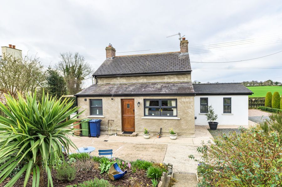 A beautiful Weavers Cottage with garden and paddock, 84 Inn Road