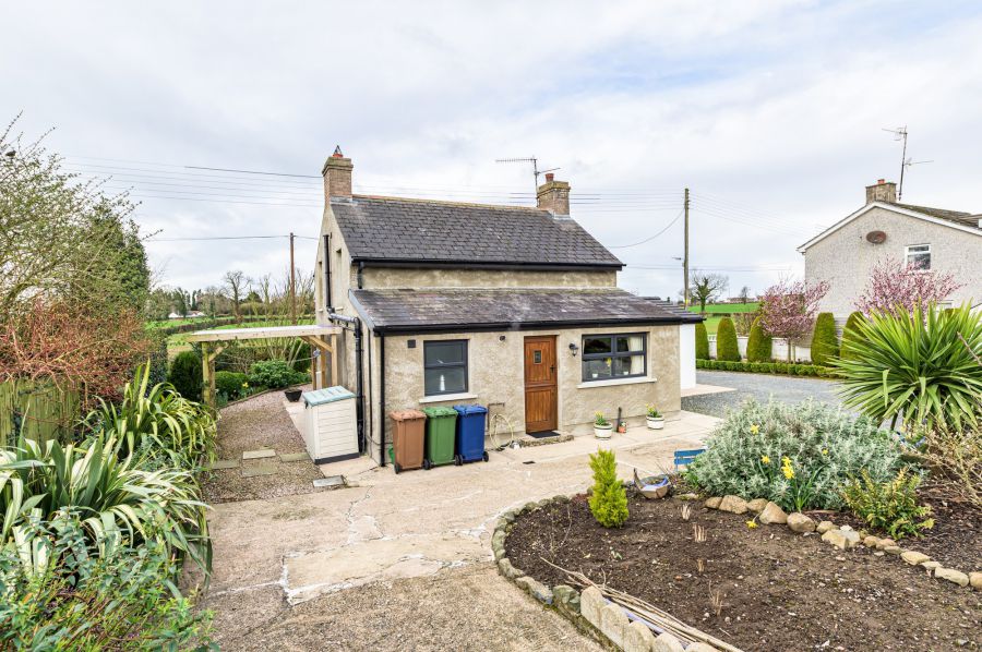A beautiful Weavers Cottage with garden and paddock, 84 Inn Road