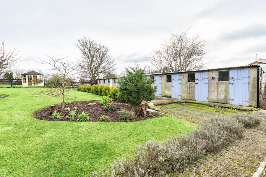 A beautiful Weavers Cottage with garden and paddock, 84 Inn Road