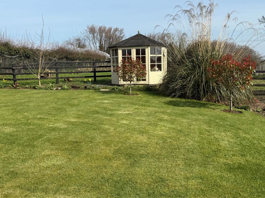 A beautiful Weavers Cottage with garden and paddock, 84 Inn Road