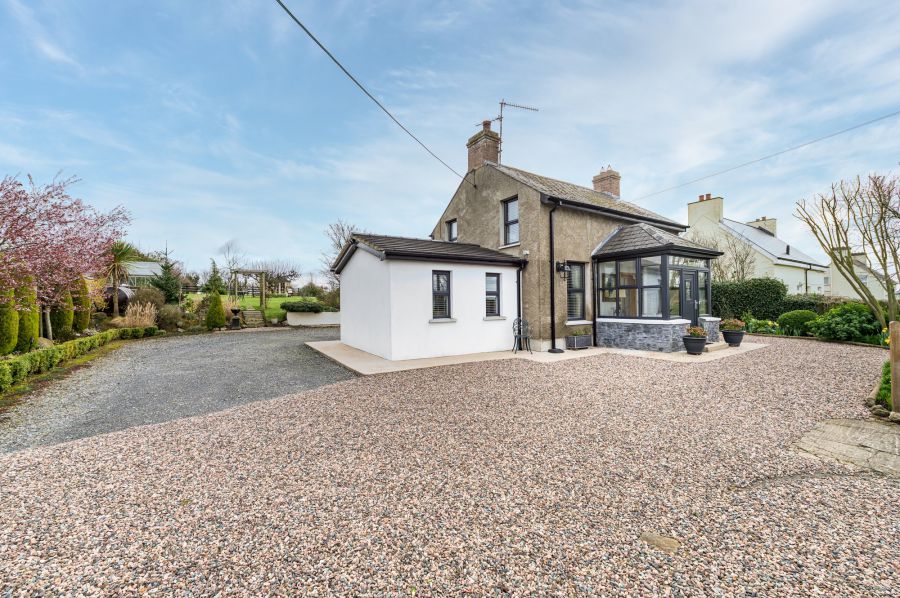 A beautiful Weavers Cottage with garden and paddock, 84 Inn Road