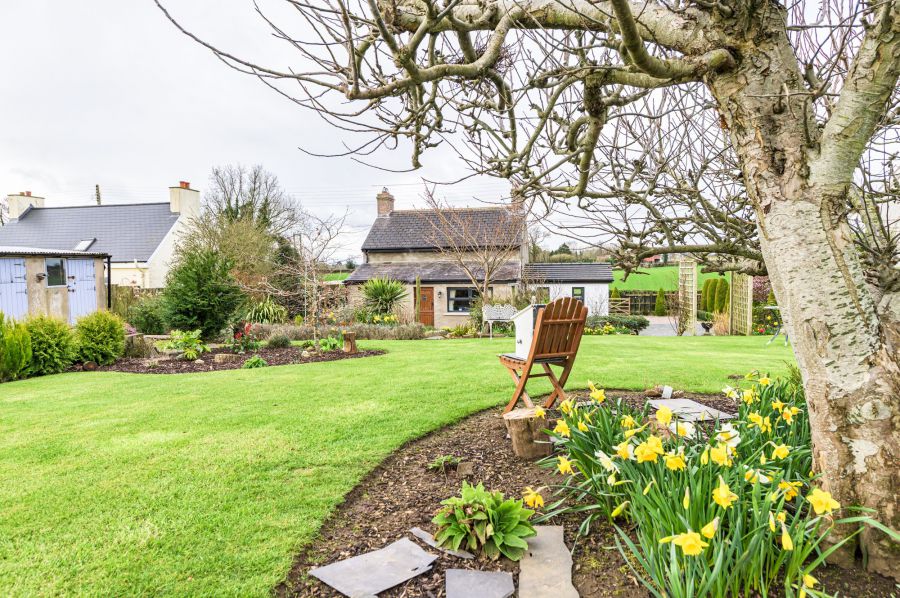 A beautiful Weavers Cottage with garden and paddock, 84 Inn Road