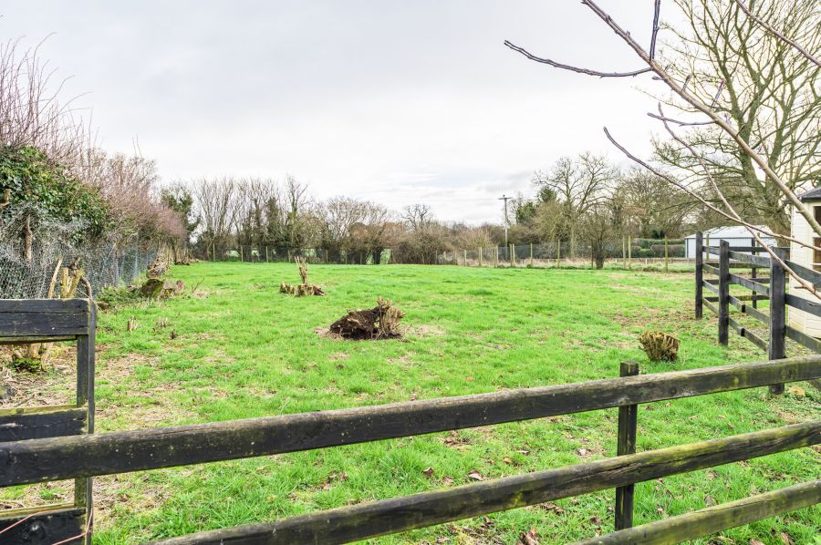 A beautiful Weavers Cottage with garden and paddock, 84 Inn Road