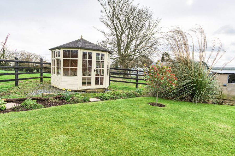 A beautiful Weavers Cottage with garden and paddock, 84 Inn Road