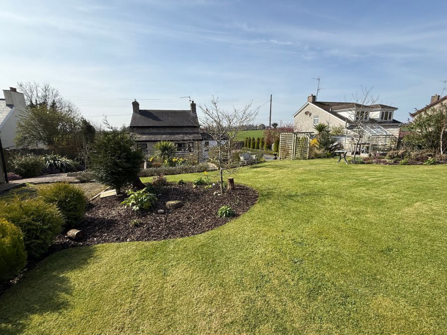 A beautiful Weavers Cottage with garden and paddock, 84 Inn Road