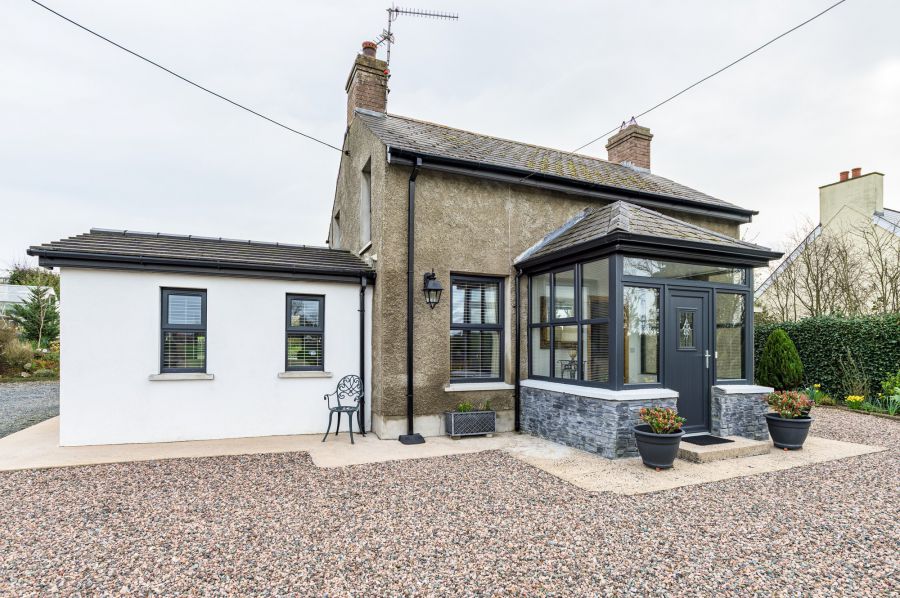 A beautiful Weavers Cottage with garden and paddock, 84 Inn Road