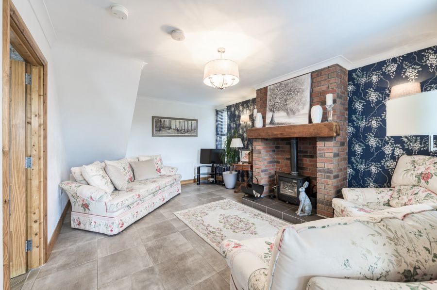 A beautiful Weavers Cottage with garden and paddock, 84 Inn Road