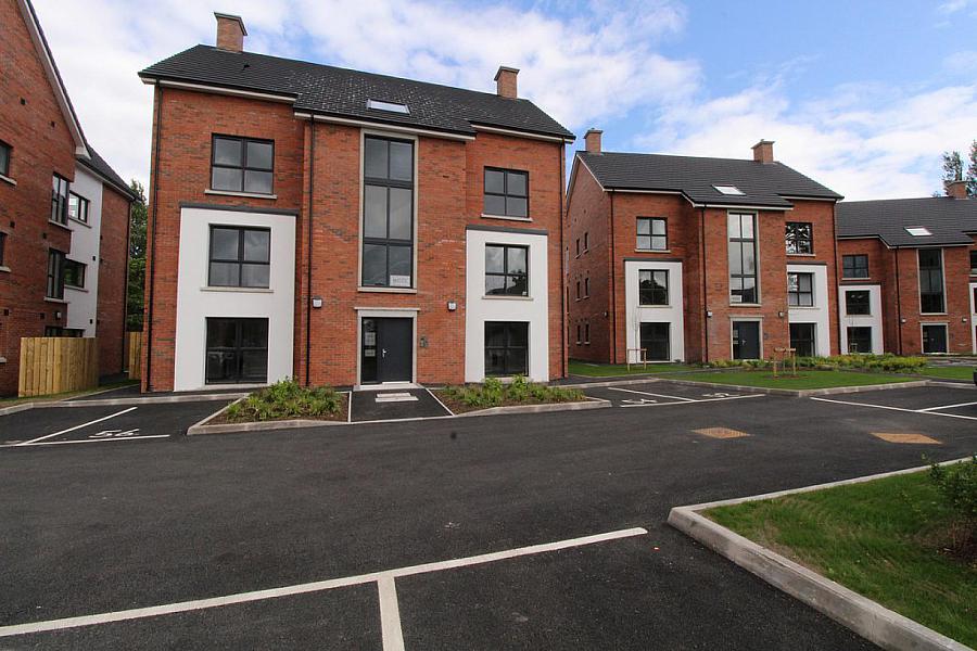 60 Loughshore Manor