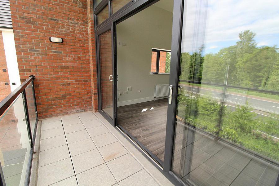 60 Loughshore Manor
