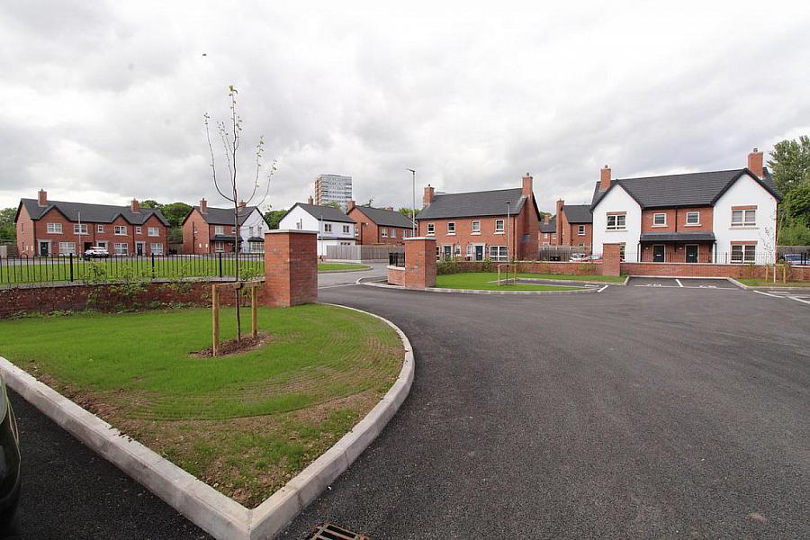 60 Loughshore Manor