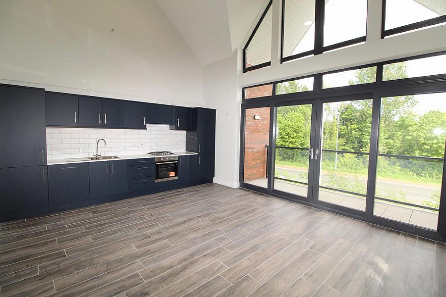 60 Loughshore Manor