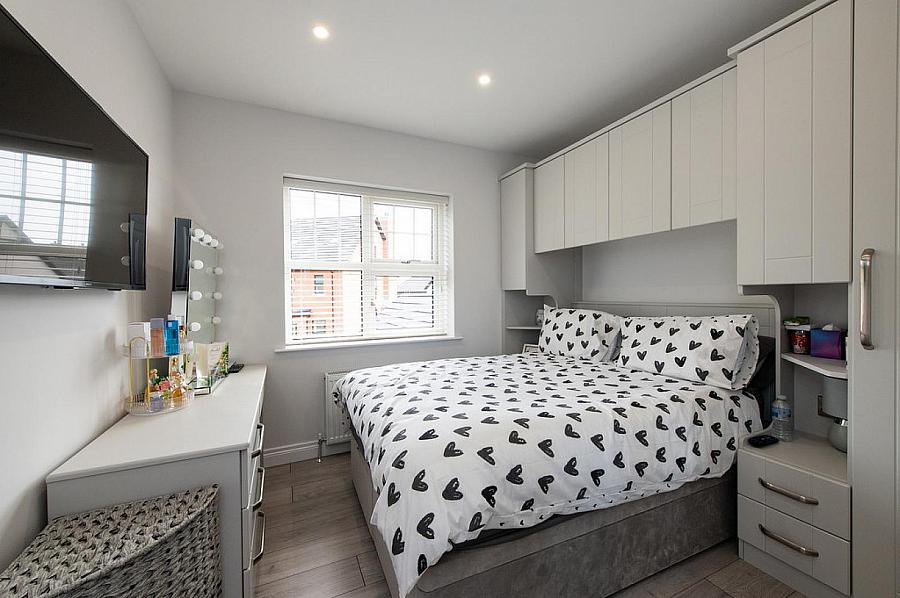 10 Oakfield Park Drive
