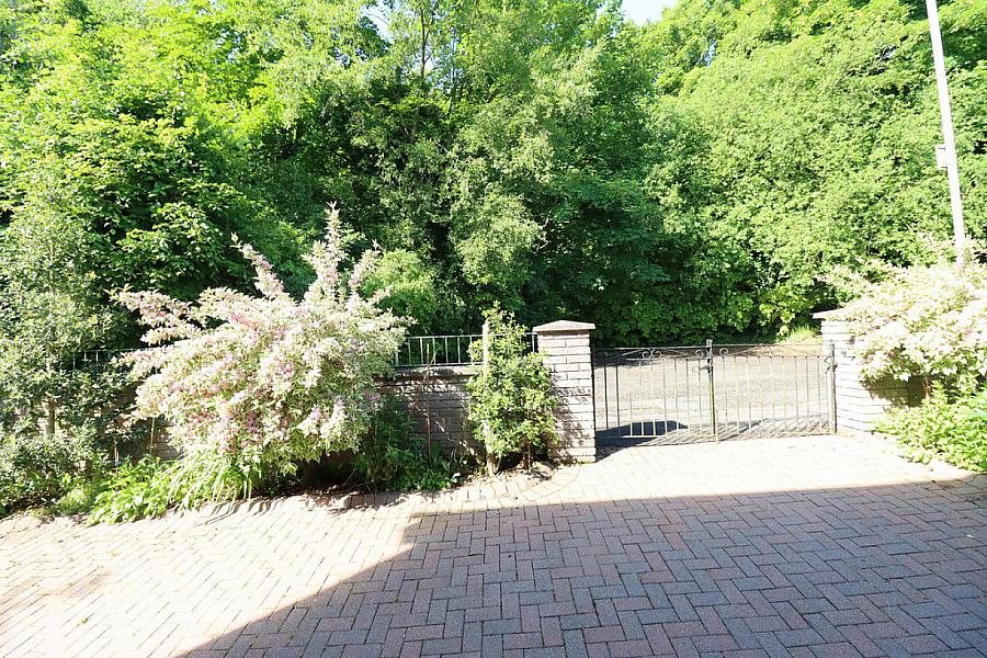 12 Pineview Park