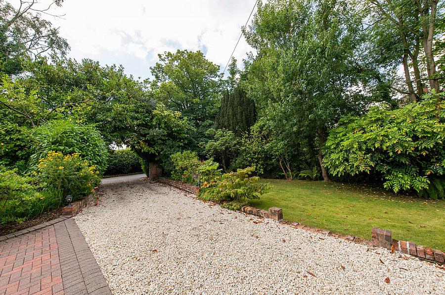 &quot;Latharna&quot;, 14 Lenamore Avenue
