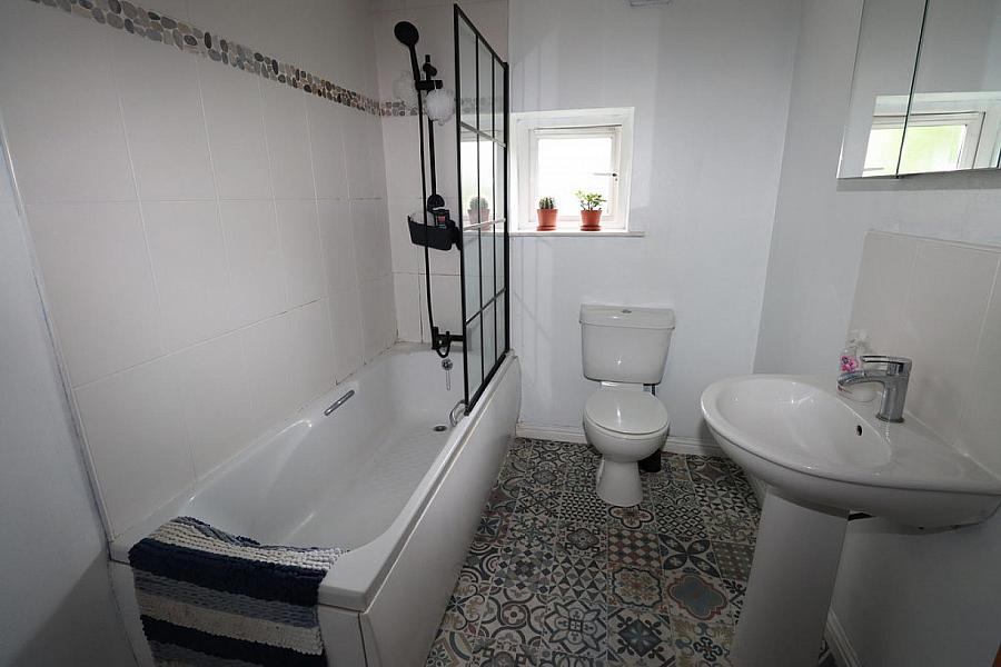 3 Glenmount Manor