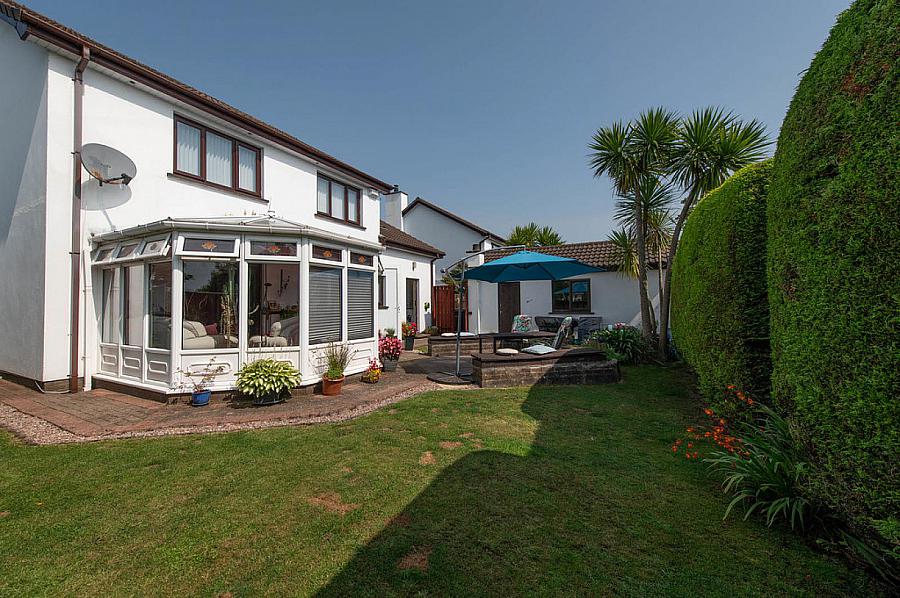 8 Farm Lodge Grove