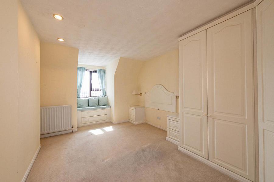 10 Farm Lodge Road