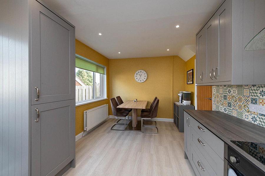 11 Sandyknowes Avenue