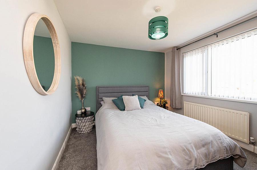 11 Sandyknowes Avenue