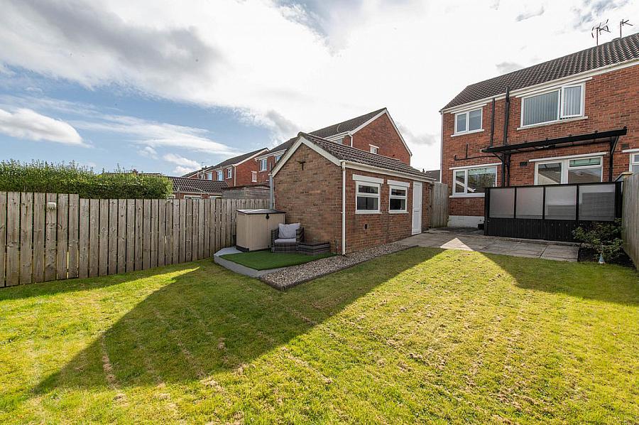 11 Sandyknowes Avenue