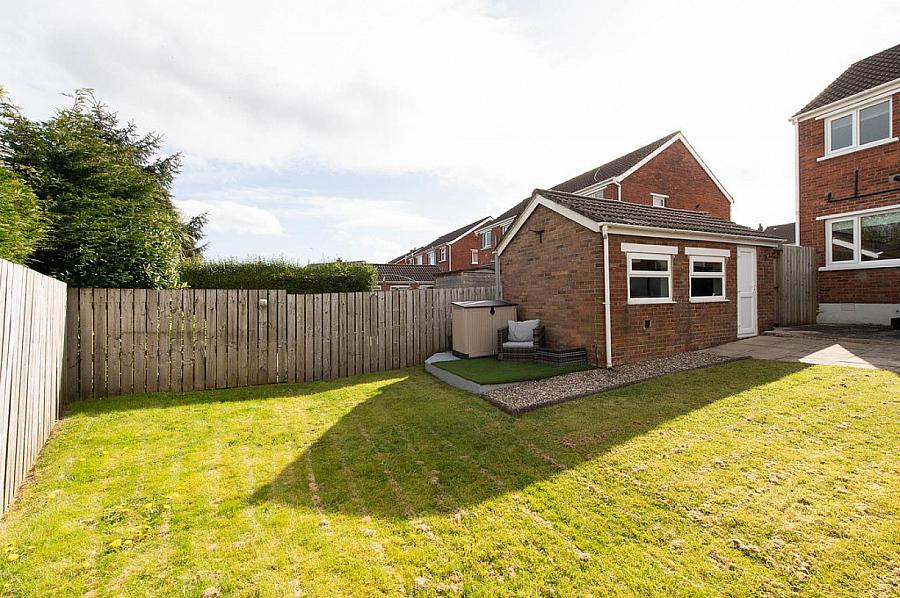 11 Sandyknowes Avenue