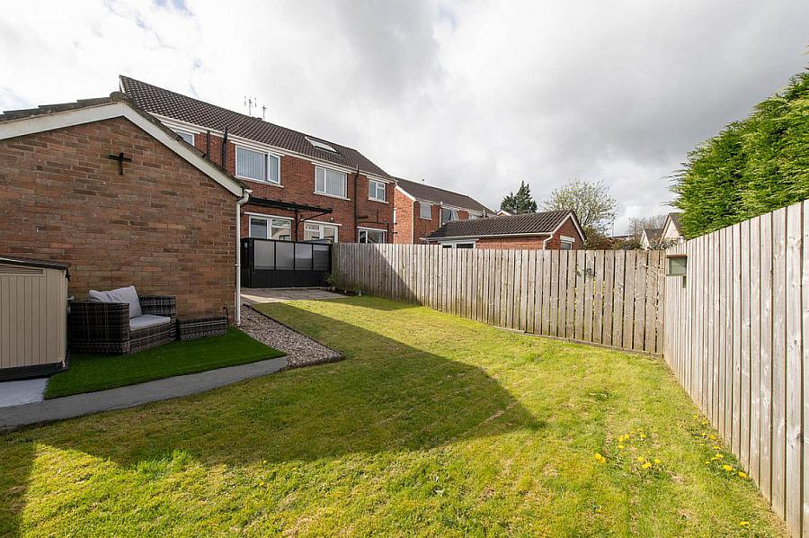 11 Sandyknowes Avenue