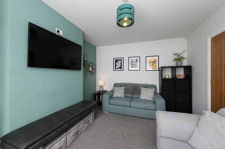 11 Sandyknowes Avenue