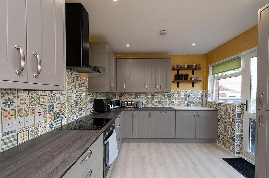 11 Sandyknowes Avenue